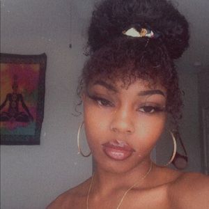 Meet your Posher, Mae